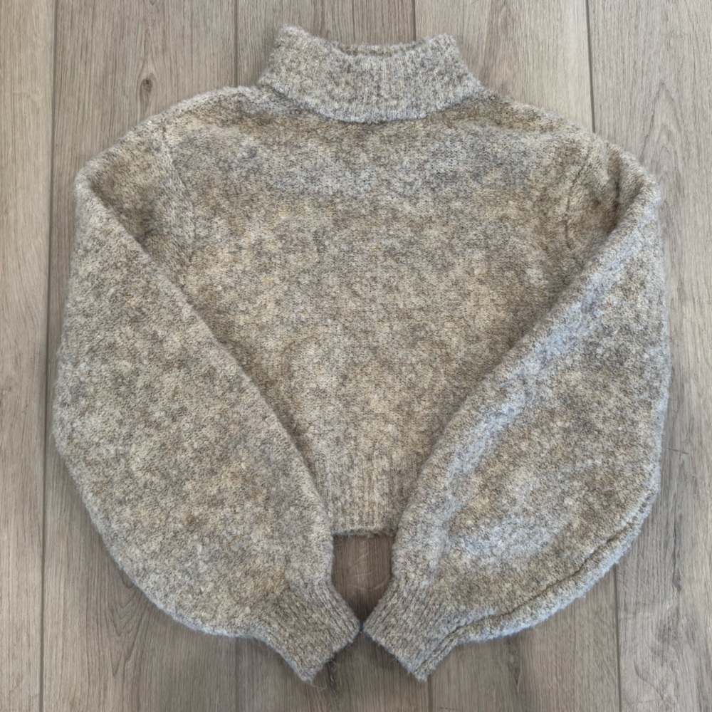 ARIZONA JEAN CO - Women’s Cozy Cream and Tan Cropped Sweater - Size XS